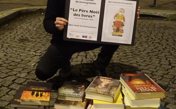 Distribution gratuite de livres par Pierre Martial  dans les quartiers Nord de Paris -  décembre 2022 -  © Livres Partout -