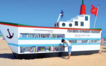 Maroc: le “Bateau-Livre” est une des bibliothèques de plage les plus originales du monde!