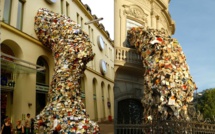 Alicia, la femme qui fait évader les livres et les fait descendre dans les rues du monde entier.