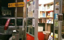Bologne: dans cette petite bibliothèque de rue, on peut venir lire à toute heure du jour et de la nuit!  Bologne: dans cette petite bibliothèque de rue, on peut venir lire à toute heure du jour et de la nuit!