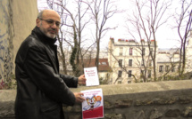 Pierre Martial “libère”des dizaines de livres à Montmartre, plus haut point de Paris, pour les Journées du Livre Voyageur 