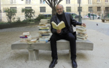  Pour propager l'amour des livres, l'écrivain et blogueur Pierre Martial lance l'opération “Lire partout!”