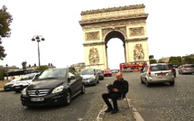 L’écrivain Pierre Martial salue la rentrée littéraire à sa façon au beau milieu des Champs-Elysées 