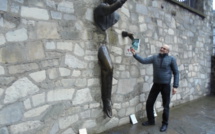 Journées Internationales du Livre Voyageur: l'écrivain Pierre Martial organise un “lâcher de livres” place Marcel Aymé à Montmartre