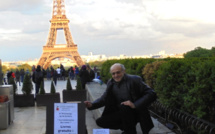  De Casablanca à Paris. Nouvelle opération “lâcher de livres”, face à la tour Eiffel, de l'écrivain Pierre Martial  