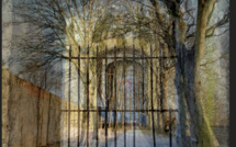 DERRIERE LES GRILLES DERRIERE LES GRILLES