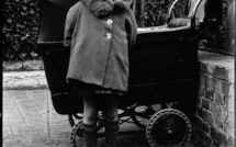 Ici ou ailleurs. La petite fille dans la poussette et la poupée à remonter le temps. Une nouvelle de Pierre Martial. Ici ou ailleurs. La petite fille dans la poussette et la poupée à remonter le temps. Une nouvelle de Pierre Martial.