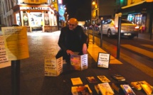 Pierre Martial distribue, lors de la Nuit de la Lecture, des livres gratuits dans les rues de Paris