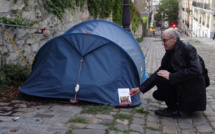 "Biens essentiels". Distribution solidaire de livres dans les rues de Paris par Pierre Martial et Livres Partout!