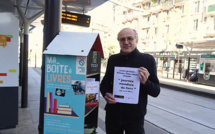 Distribution solidaire de livres dont le "Cinquantième livre" aux plus démunis, dans les rues de Paris - avril 2021 - © Livres Partout
