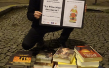 Distribution gratuite de livres par Pierre Martial  dans les quartiers Nord de Paris -  décembre 2022 -  © Livres Partout -