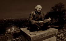 Happening - lecture publique de Pierre Martial à Montmartre au point le plus élevé de Paris en équilibre sur un socle de pierre - janvier 2023 -  © Livres Partout -