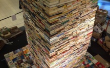  Libraires équilibristes  et pyramide de livres  la plus haute au monde.