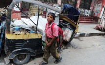 Calcutta: le petit garçon des rues qui veut vaincre la misère avec un cahier d'écolier