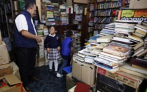 José, l'éboueur de Bogota, qui sauve les livres des bennes pour les offrir aux enfants pauvres  José, l'éboueur de Bogota, qui sauve les livres des bennes pour les offrir aux enfants pauvres