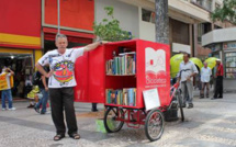 Rob, l'ex-SDF de Sao-Paulo qui distribue des livres aux sans abri avec sa “bicyclothèque” 