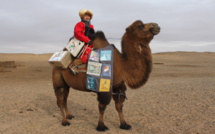 Mongolie. Le chameau qui parcourt le désert de Gobi pour apporter des livres aux enfants. 