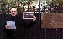 Culture contre barbarie. Lecture-performance de Pierre Martial devant l'ambassade du Bangladesh à Paris.