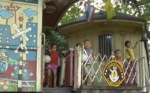 Ce vieux wagon est l'émouvante bibliothèque des gamins des rues de Bangkok